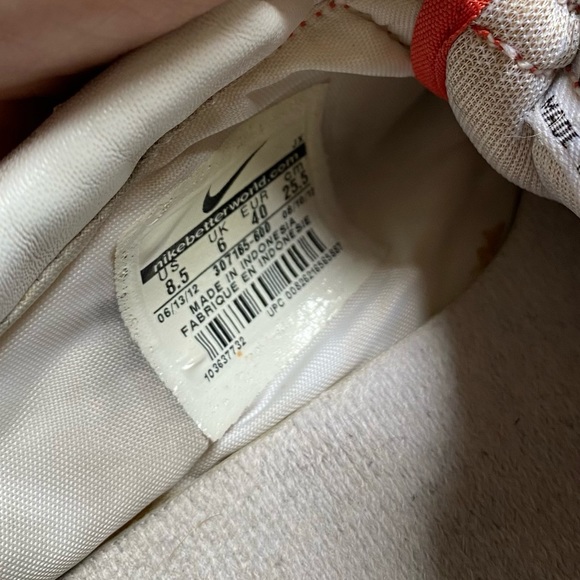 Authentic Vintage Nike Sneakers 8/8.5 - Picture 3 of 10